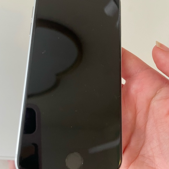 (SOLD) EXCELLENT CONDITION iPhone SE 2nd - purchased do not buy - Picture 4 of 11